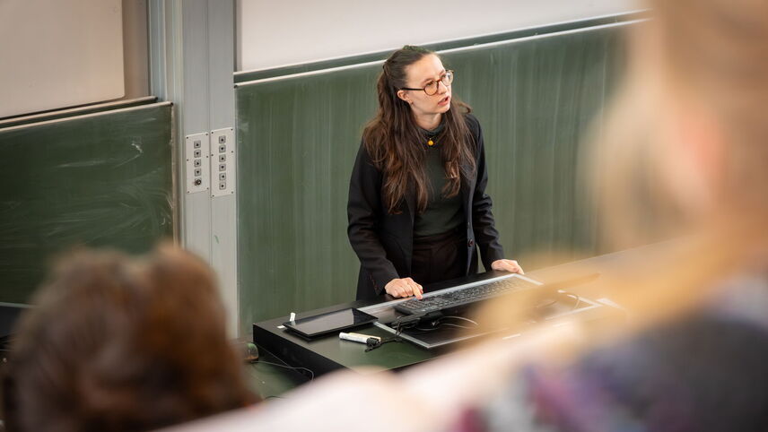 Eine Frau, die vor Publikum spricht.