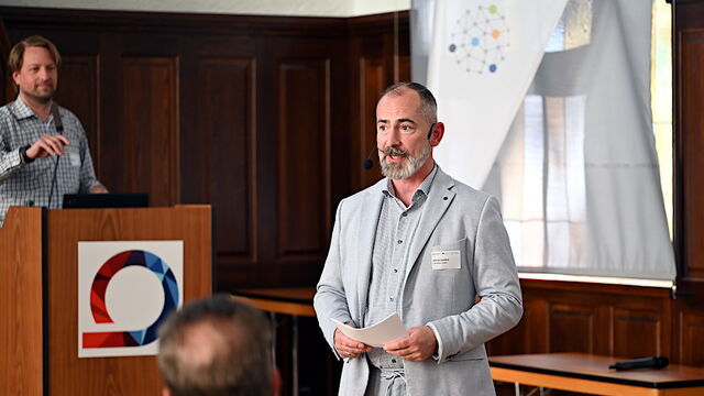 Danny Szendrei bei der Moderation der Veranstaltung Automatisierung und Robotik im Mittelstand