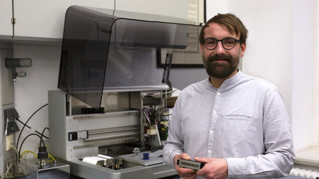 Prof. Dr. Ingo Reinhold mit einer Probedruckmaschine für industrielle Inkjet-Technologien