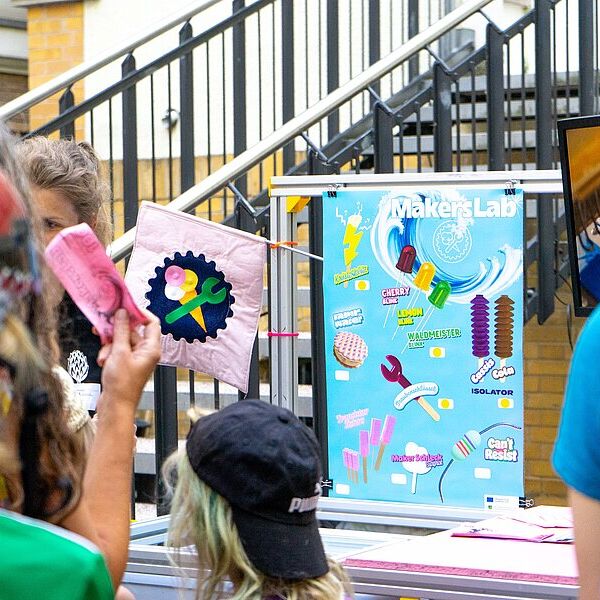 Das Makers Lab bot mit seinem Werkstatt- und Eiswagen leckeres Eiskreationen an und informierte zugleich über den Weg von der Idee bis zum fertigen Eisprodukt (Foto: Jan Urban/HTWK Leipzig) Das Makers Lab bot mit seinem Werkstatt- und Eiswagen leckeres Eiskreationen an und informierte zugleich über den Weg von der Idee bis zum fertigen Eisprodukt (Foto: Jan Urban/HTWK Leipzig)