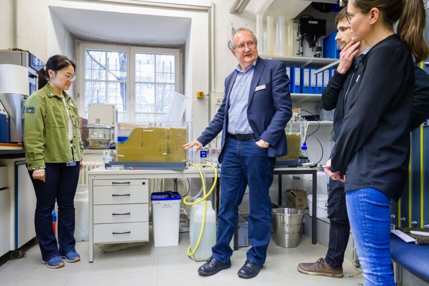 Professer Dr. Thomas Grischek mit Besucher*innen im Labor