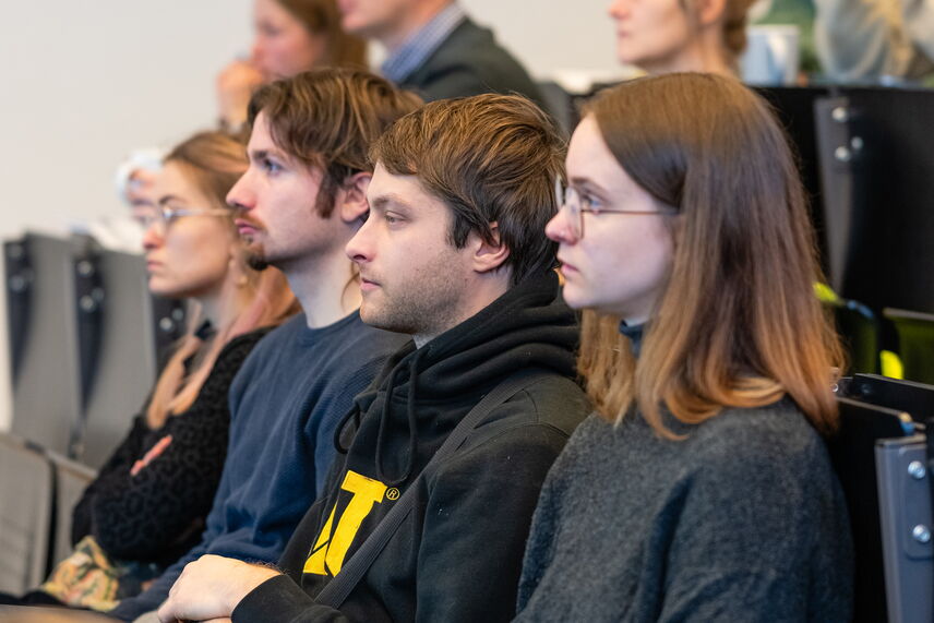 Menschen, die in einem Hörsaal sitzen.