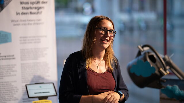 Nicole Jäpel bei ihrem Kurzvortrag zum Wasserprobensammler