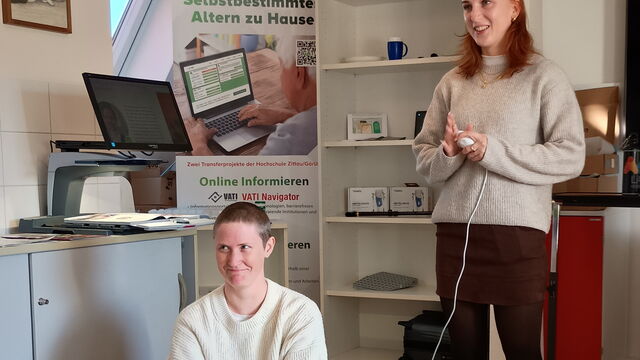 Maria Fabisch zeigt Geräte zum selbstbestimmten Altern