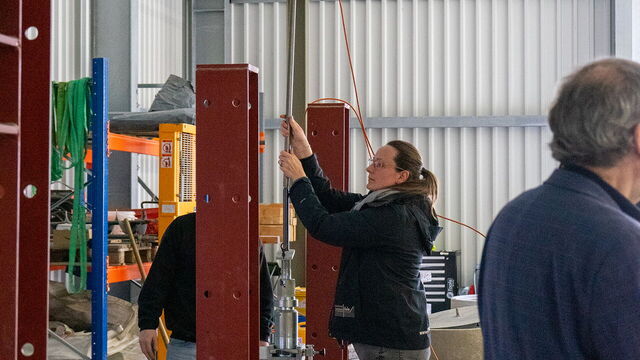 Eine Frau bedient ein hohes Gerät