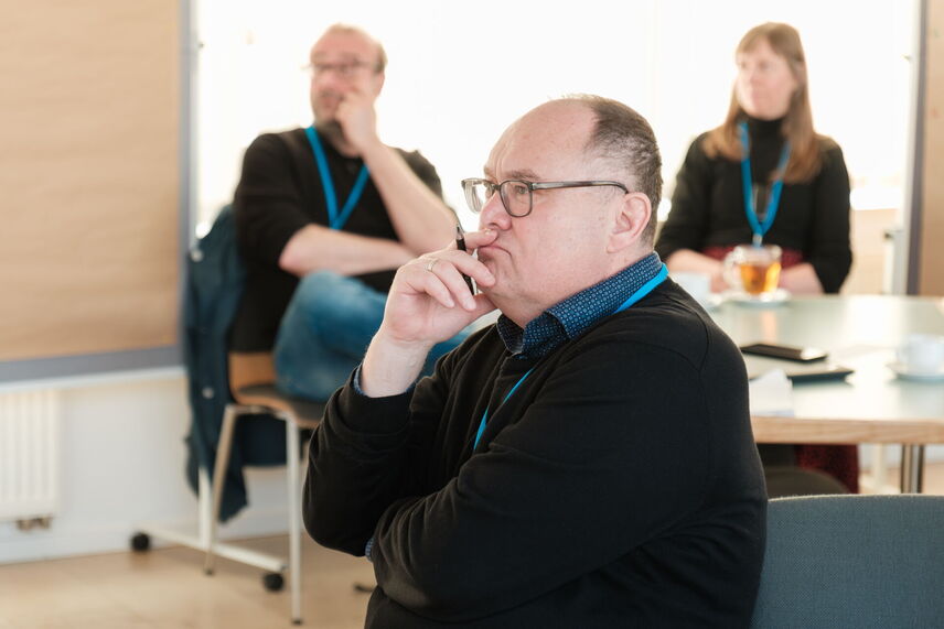 Ein Mann, der aufmerksam zuhört.