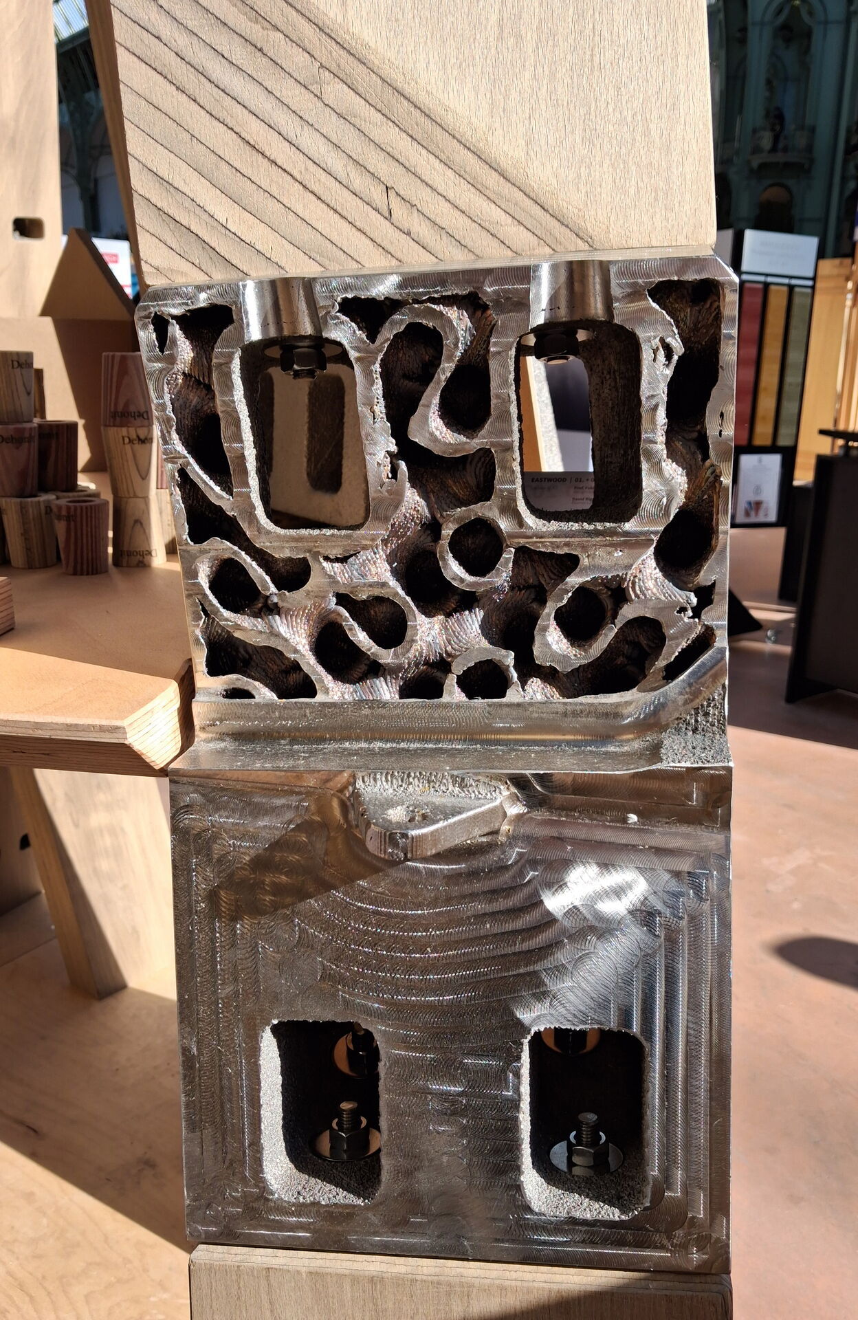 acetyliertes Buchenfurnierschichtholz in Kombination mit 3D-gedruckten Edelstahlknoten