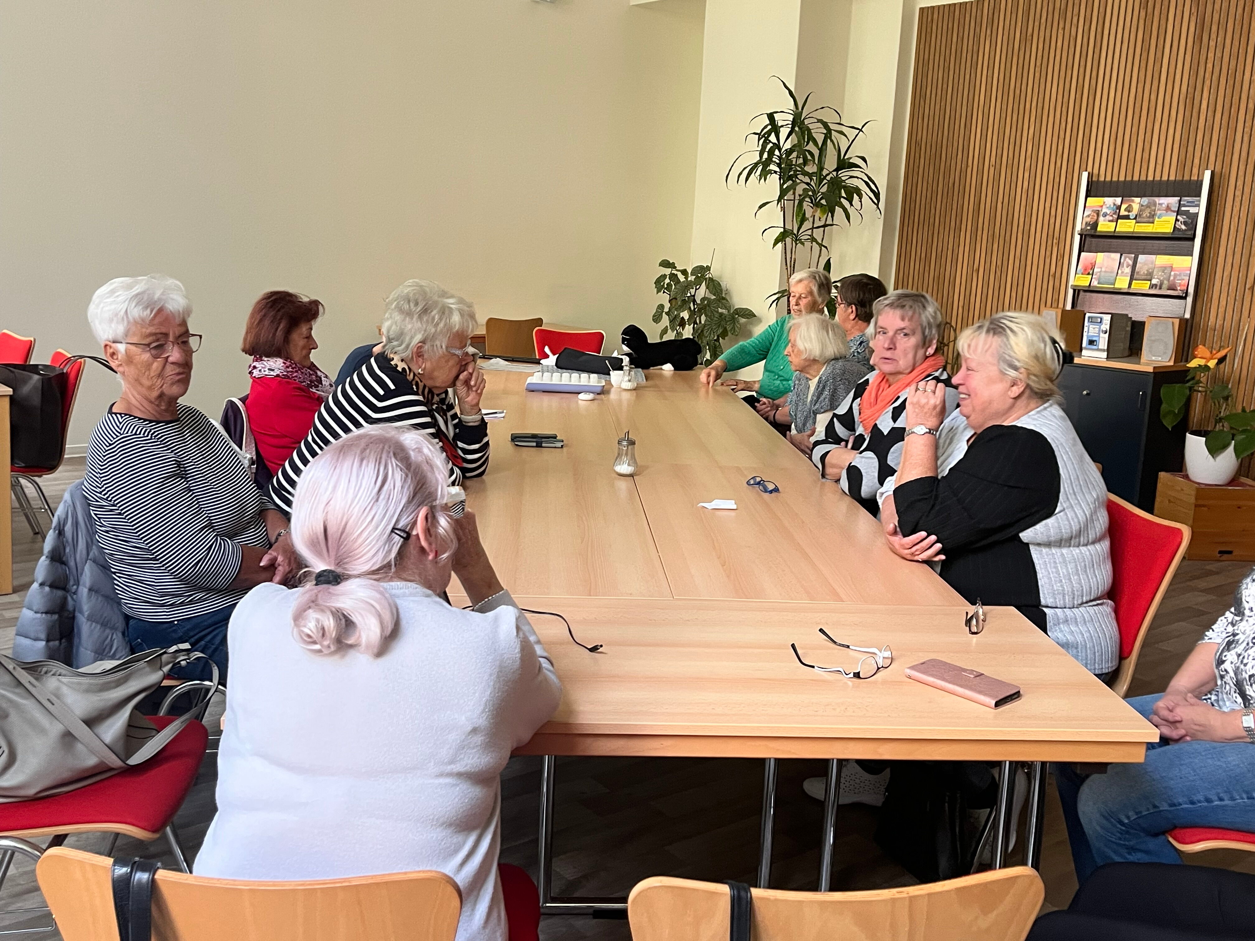 Seniorinnen des ASB-Begegnungstreffs an einem Tisch