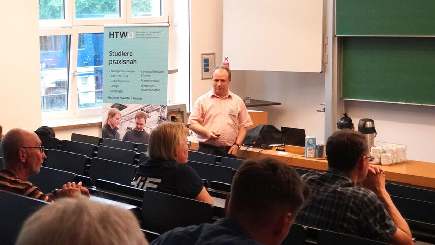 Blick auf Dr. Lars Rebohle vom HZDR, der in einem Hörsaal einen Vortrag hält, im Vordergrund interessierte Zuhörende.