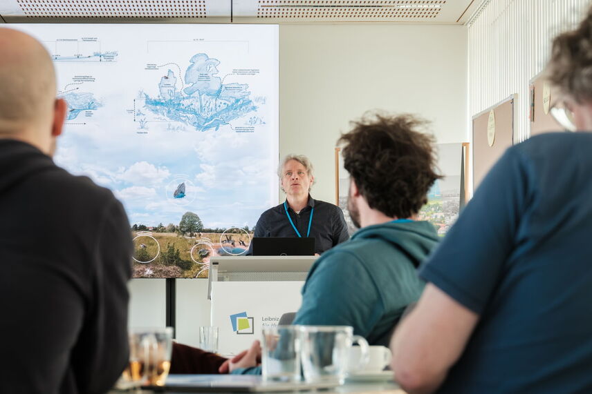 Ein Mann, der vor anderen Menschen präsentiert.