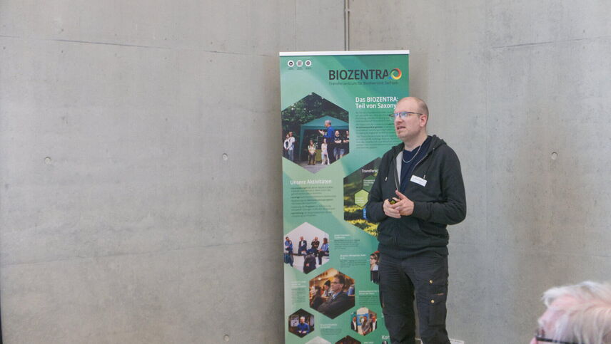 Ein Mann, der einen Vortrag vor einem Publikum hält.