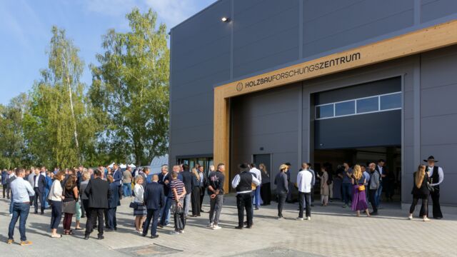 Das neue HolzBauForschungsZentrum (Foto: Swen Reichhold/HTWK Leipzig)