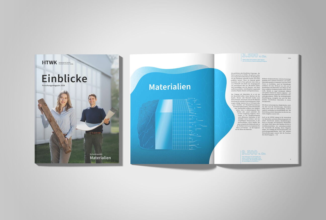 Das Magazin Einblicke2026 liegt auf einem Tisch