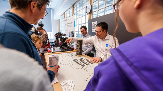 Tobias Rudloff vom PAES erklärt den Interessierten die innovative Carbonsensorik (Foto: SMWK/Ben Gierig)