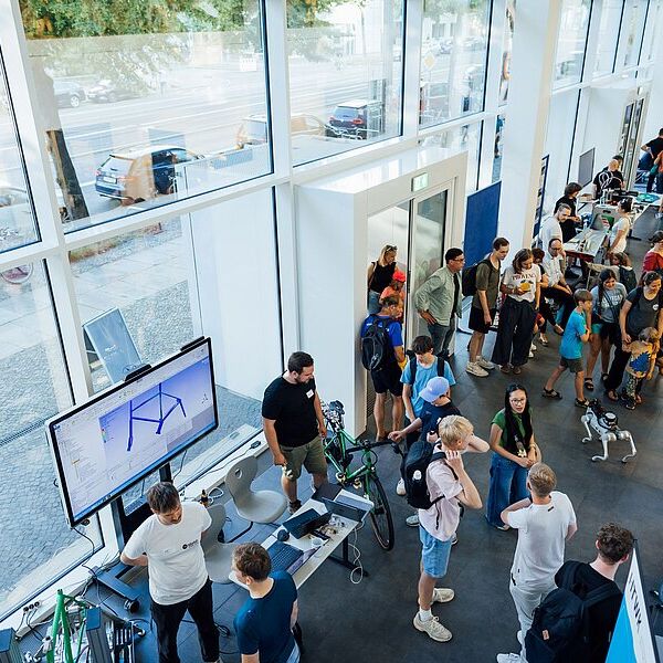 Blick auf einige Angebote im Foyer vom Nieper-Bau (Foto: Christian Hüller/HTWK Leipzig) Blick auf einige Angebote im Foyer vom Nieper-Bau (Foto: Christian Hüller/HTWK Leipzig)