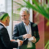 Zwei Männer, die sich miteinander unterhalten