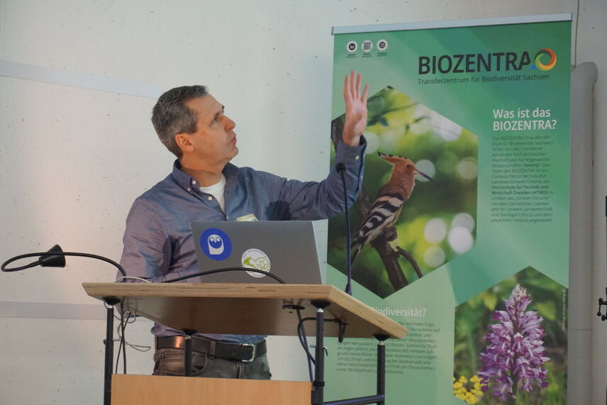 Ein Mann, der einen Vortrag hält.