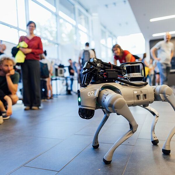 Der neue Roboter-Hund (Foto: Christian Hüller/HTWK Leipzig) Der neue Roboter-Hund (Foto: Christian Hüller/HTWK Leipzig)