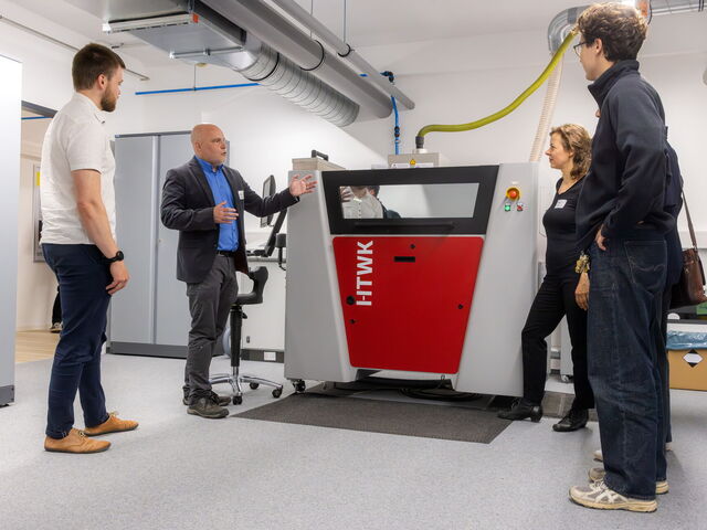 Vier Personen auf dem Polymer-3D-Drucker