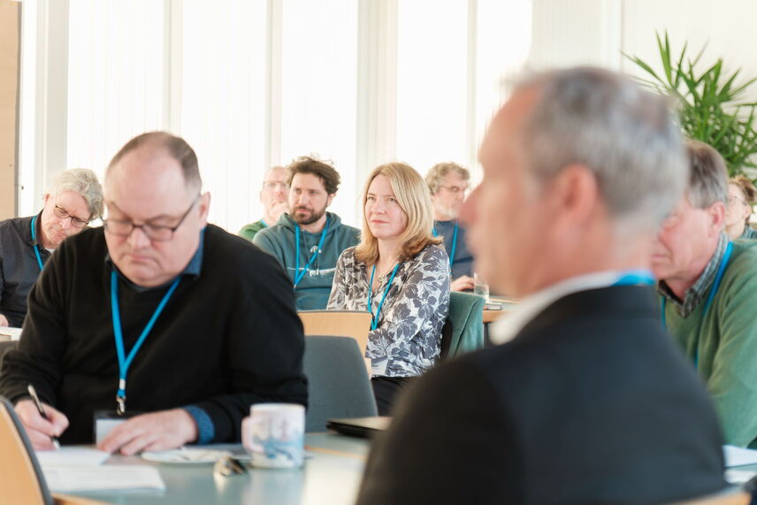 Menschen, die einem Redner zuhören.