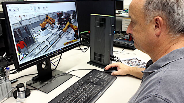 Mitarbeiter sitzt am Schreibtisch mit Computer