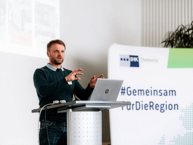 Robert Eckardt spricht zum Publikum