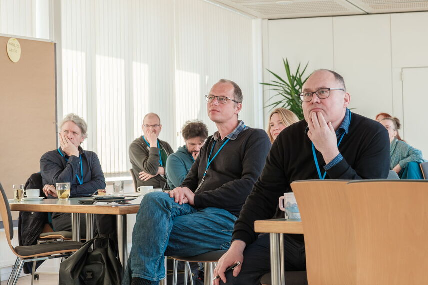 Menschen, die aufmerksam zuhören.