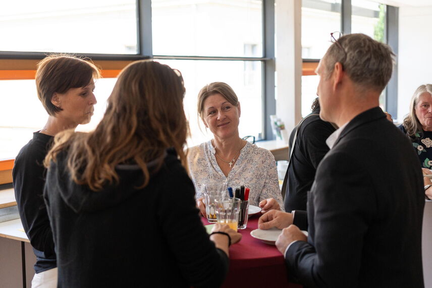 Menwschen an einem Stehtisch