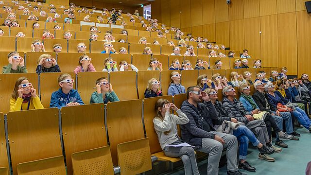 Ein Hörsaal mit vielen Kindern, die eine VR-Brille tragen.