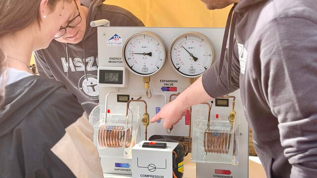 Bert Salomo mit einer Besucherin am Stand der HSZG bei den sächsischen Energietagen