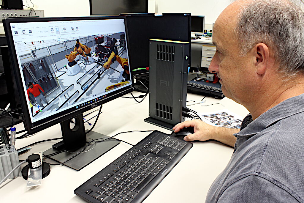 Mitarbeiter sitzt am Schreibtisch mit Computer