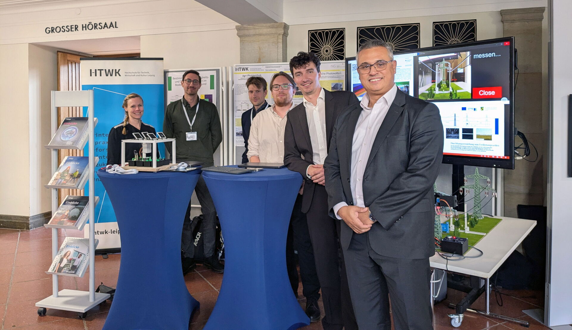 Menschen im Ausstellungsbereich