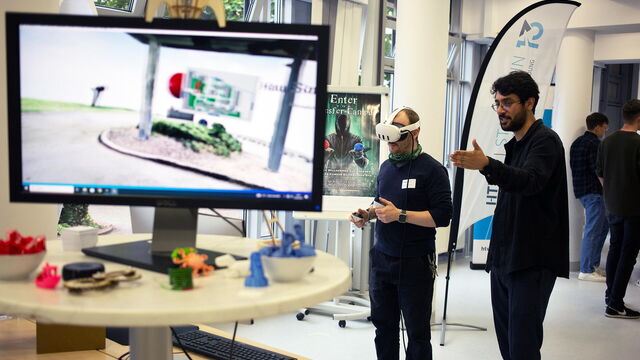 Zu sehen ist, wie jemand die virtuelle Roomtour durch die HTWK-Gründungsberatung Startbahn 13 und das Mittelstand-Digital Zentrum Leipzig-Halle ausprobiert