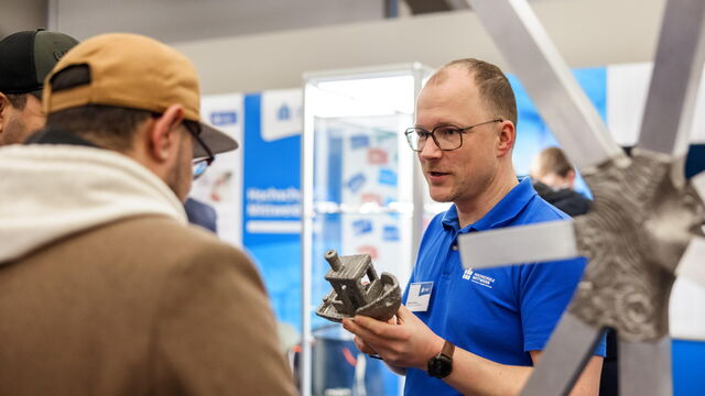 Ein Mitarbeiter der Hochschule Mittweida mit dem ausgestellten Verbindungsknoten im Vordergrund