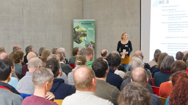 Eine Frau, die eine Ansprache hält.