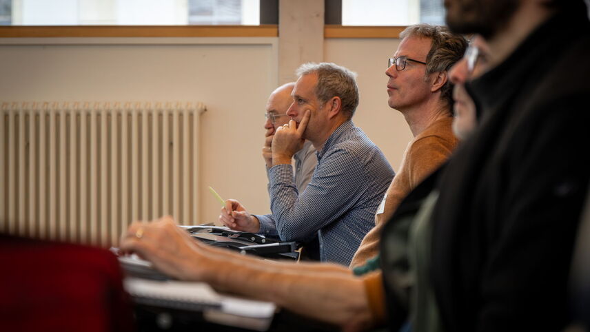 Menschen, die in einem Hörsaal sitzen.