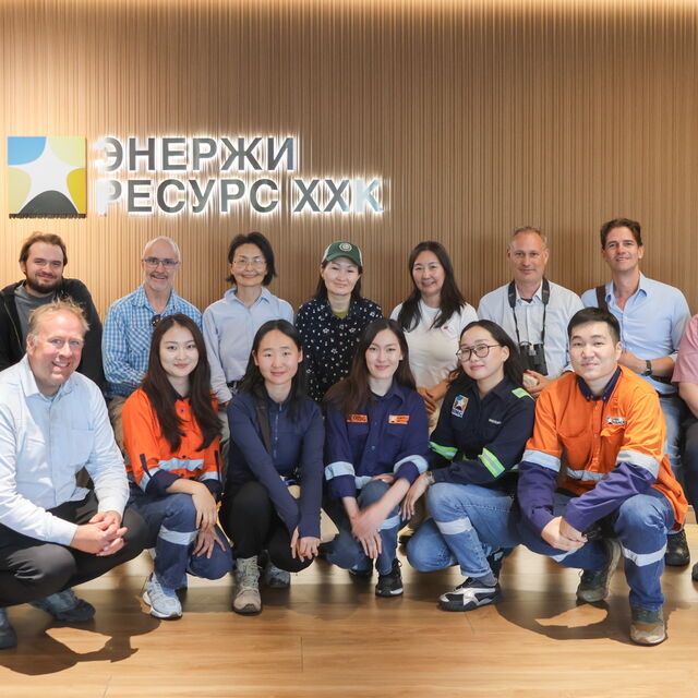 Gruppenbild mit allen Exkursionsteilnehmern bei der Ukhaa khudag Mine.