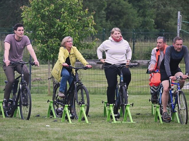 Teilnehmende des Fahrradkinos der WHZ