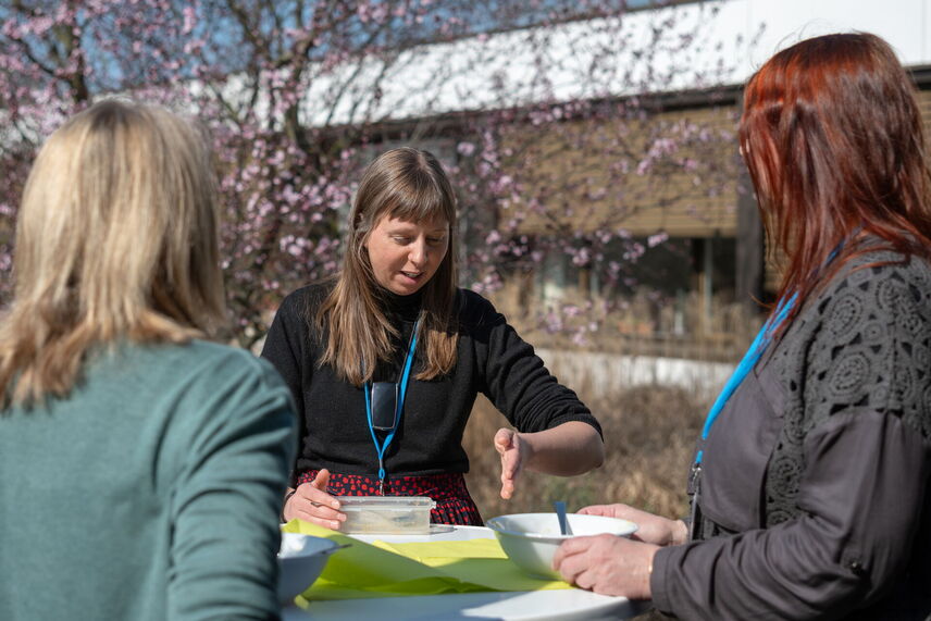 Drei Frauen, die sich unterhalten (© Nico Beier)