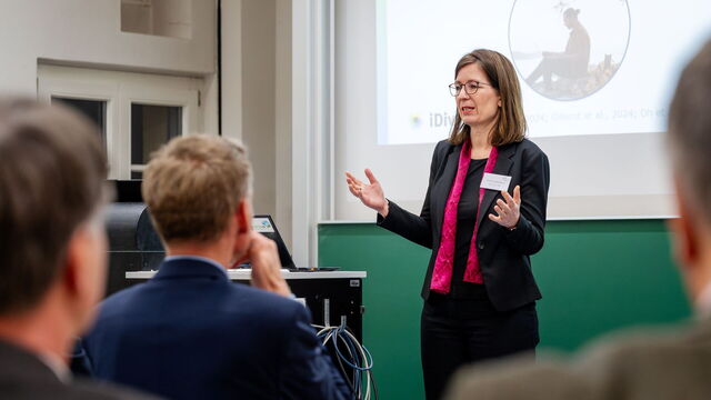 Eine Frau hält einen Vortrag