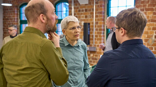 Jonas Pfeiffer und Martin Herling unterhalten sich mit einer Person