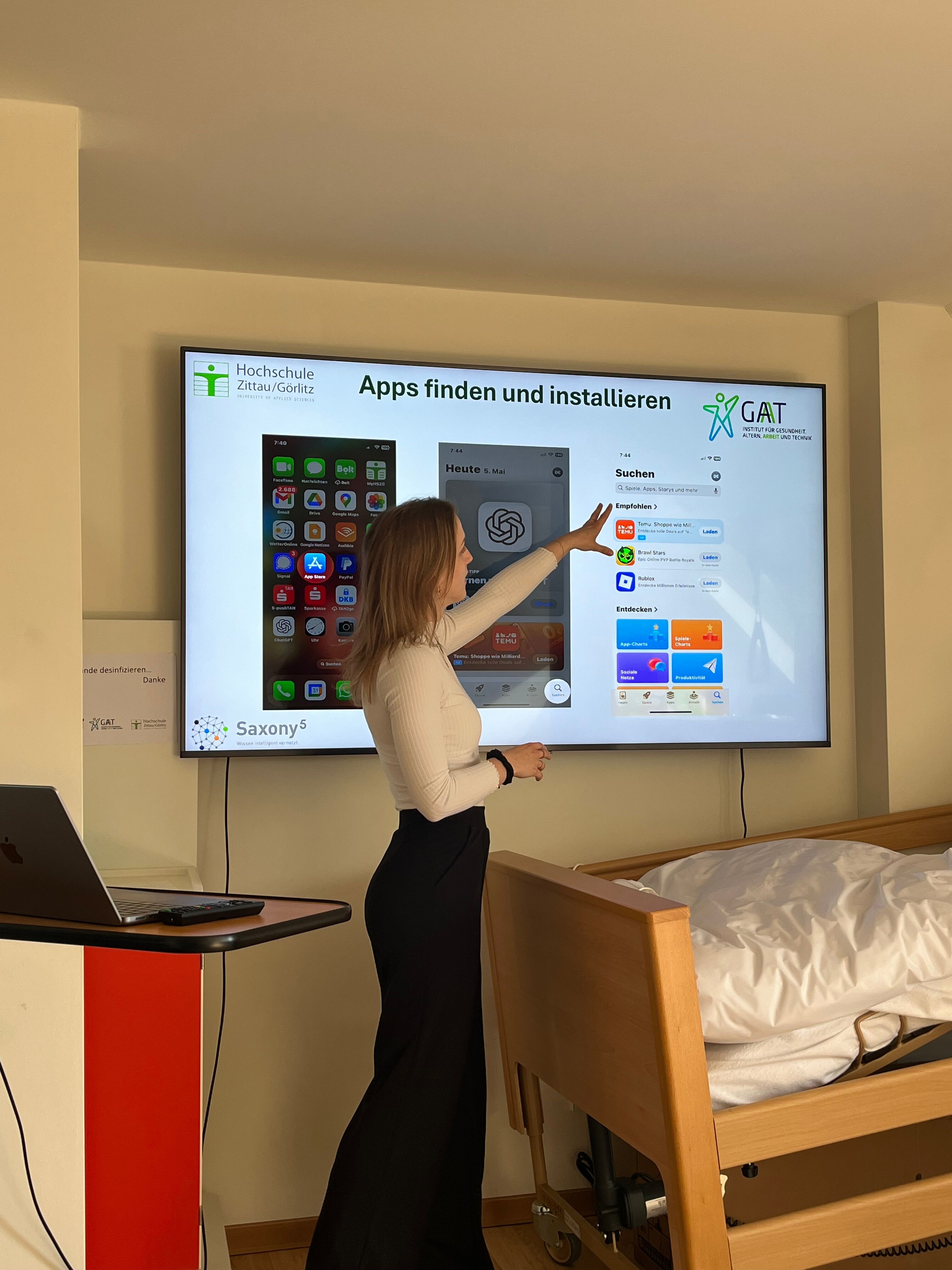 Foto: Delf Enslin Laborleiterin Maria Fabisch erklärt am Fernsehen, wie man auf dem Smartphone eine App installiert