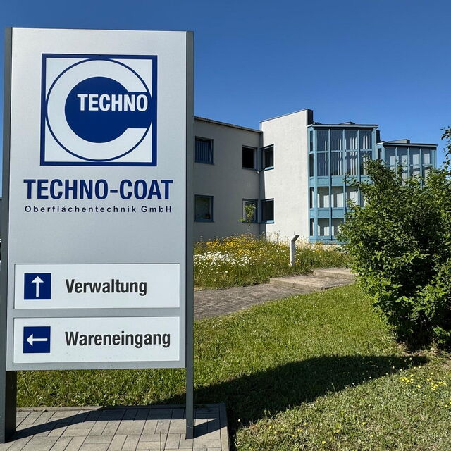 Ein Schild auf dem Techno-Coat-Gelände was zu Eingang und Verwaltung führt.