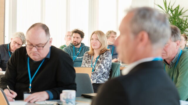 Menschen, die einem Redner zuhören.