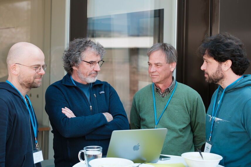 Vier Männer, die sich unterhalten.