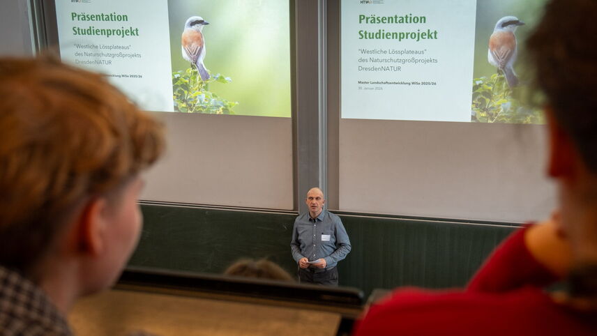 Ein Mann, der etwas vor Menschen präsentiert.