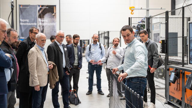 Otto Grauer vom Institut für Betonbau führt durch das Carbonbetontechnikum (Foto: Saskia Pramor/HTWK Leipzig)