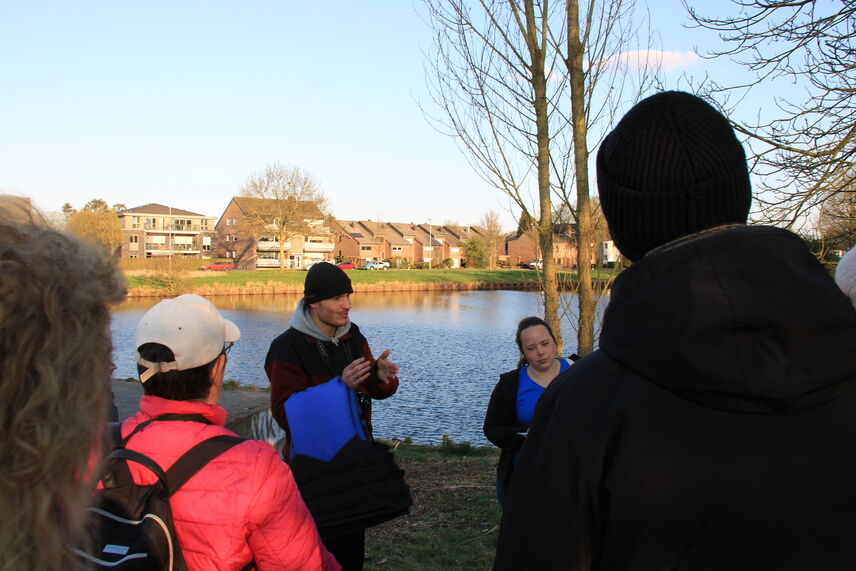 Referierende Person am Projektstandort vor Menschen