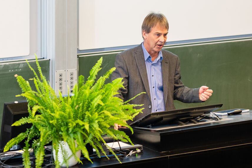 Ein Mann, der einen Vortrag hält.