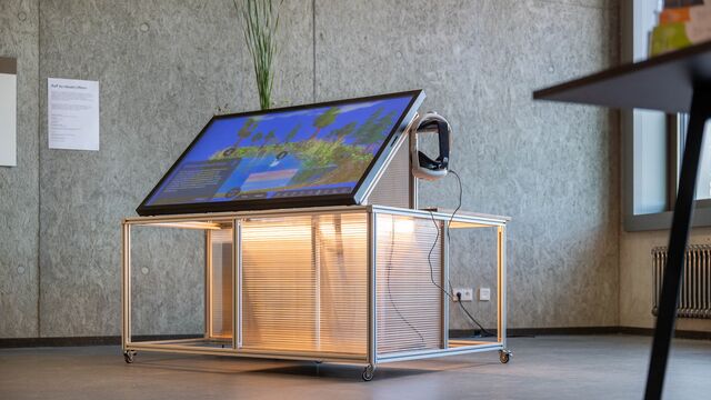 Man sieht das neue interaktive Exponat "Auf zu neuen Ufern" im Foyer des U-Gebäudes der HTWD.